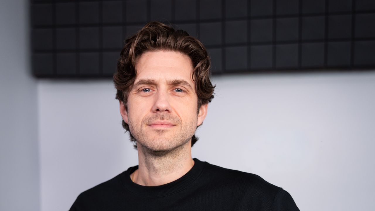 Aaron&nbsp;Tveit&nbsp;on&nbsp;Chess,&nbsp;Fatherhood&nbsp;and&nbsp;Why&nbsp;He&nbsp;Reads&nbsp;Backstage&nbsp;Instead&nbsp;of&nbsp;Scrolling